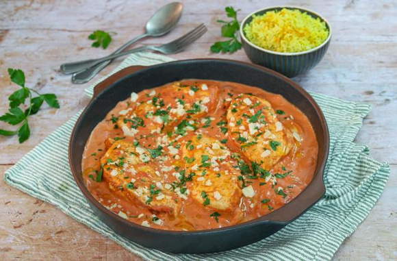 Poulet mijoté à la crème et sauce tomate et riz pilaf. Silvia Santucci