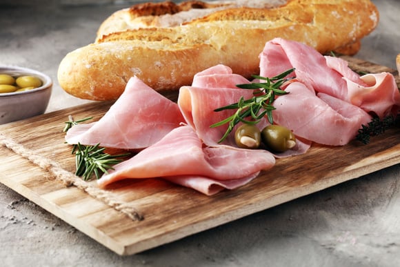 Jambon cru ou jambon cuit, lequel est meilleur pour la santé ? Cette diététicienne répond