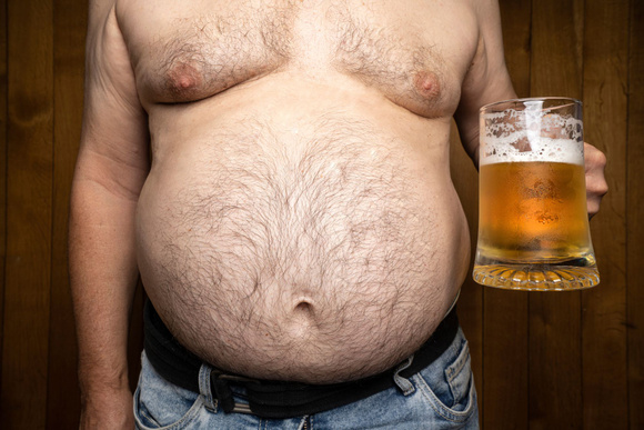 Pourquoi certains prennent du poids au niveau du ventre en buvant de la bière ? Adobestock