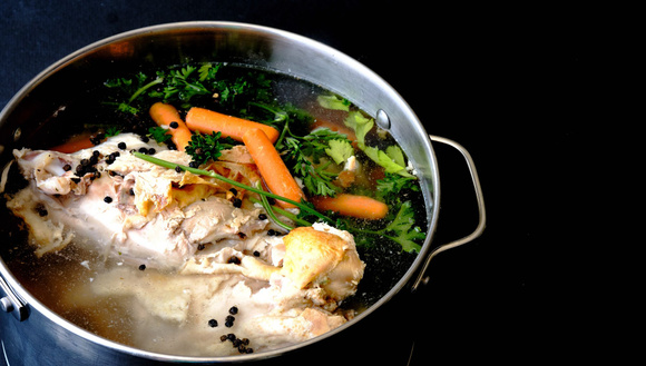 Comment faire un bouillon avec un reste de poulet ?