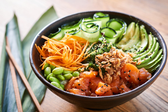 Le poke bowl est-il vraiment un plat sain et équilibré ? Cette diététicienne répond