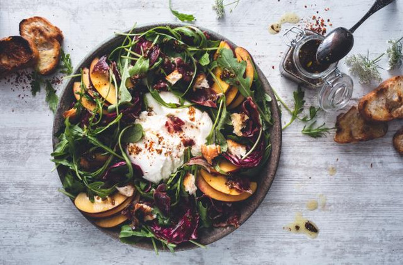 Salade de roquette, pêches et burrata. Adobestock