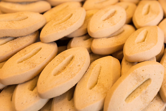 Connaissez-vous les navettes ? Ces biscuits parfumés à la fleur d’oranger typiques de Marseille ?