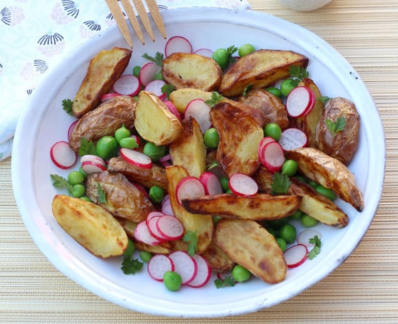 Salade de pommes de terre primeurs rôties, petits pois et radis. Pascale Weeks