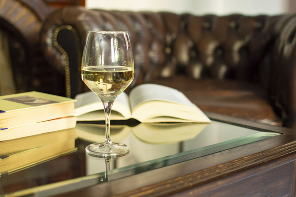 Une fois ouvert, le vin blanc se garde 2 à 3 jours au froid. Adobestock