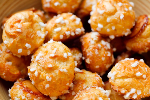 Noëmie Honiat de la Meilleure Boulangerie partage ses astuces simples pour réussir des chouquettes bien moelleuses