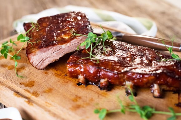 Philippe Etchebest partage sa recette de ribs de porc laqués (à manger avec les doigts ou pas)