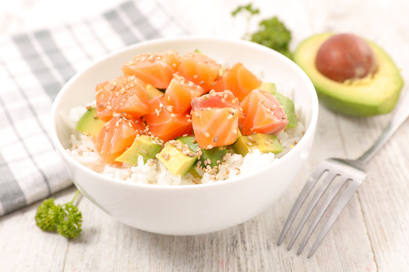 Salade de riz à l'avocat et au saumon. Adobestock