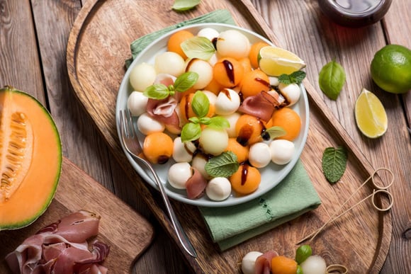 5 recettes froides à faire avec de la mozzarella qui changent de la classique tomate-mozza