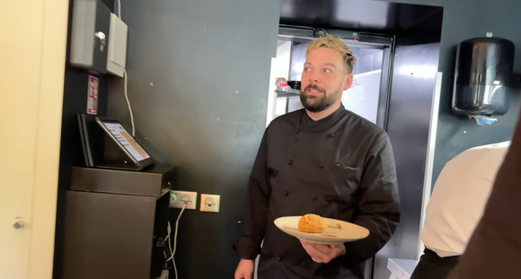 “Si ça vous régale pas ça les amis ! ” : Xavier Pincemin montre comment faire le fameux poulet de One Piece !