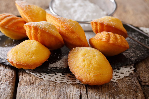 Tout petits, les financiers se glissent facilement dans le panier du pique-nique. Adobestock