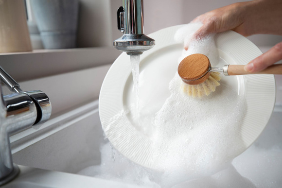 Pas efficaces ou dangereux pour votre peau, quels sont les pires liquides vaisselles du marché ?