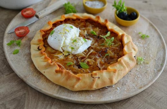 Pizza aux oignons et à la burrata. Nadia Paprikas