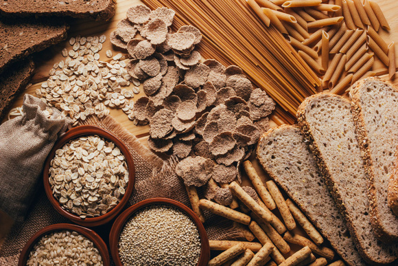 Mangez 225g de féculents complets par jour. Adobestock