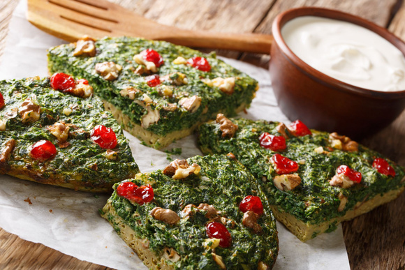 “Pour recycler les herbes qui font un peu la tête” : François-Régis Gaudry nous partage la recette du kuku sabzi, une galette perse riche en saveurs