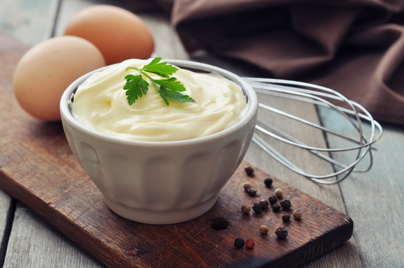 Avec seulement un filet d’huile, cette recette de mayonnaise légère est parfaite pour ne pas culpabiliser !