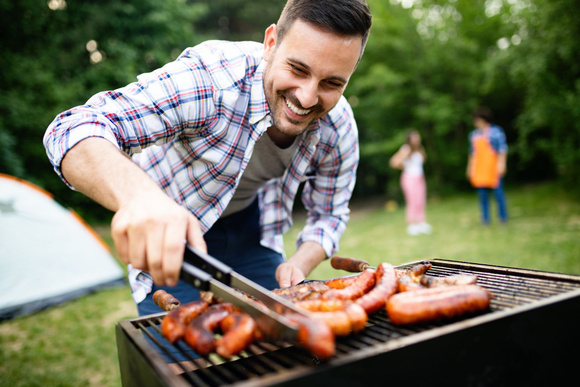 Faut-il piquer ou non les saucisses au barbecue ? Jamy Gourmaud tranche une fois pour toutes la question
