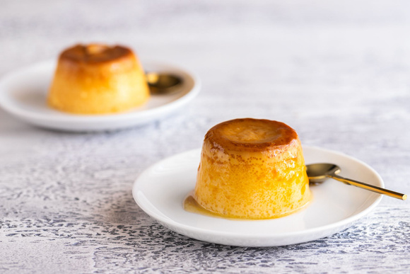 Crème caramel Adobe stock