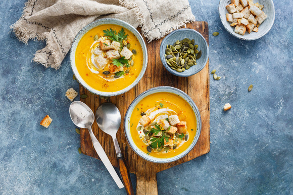 Velouté de carottes aux lentilles corail et lait de coco. Adobestock
