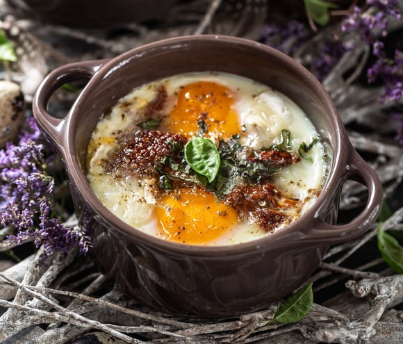 Œufs cocotte au fromage de chèvre et tomates séchées. Adobestock