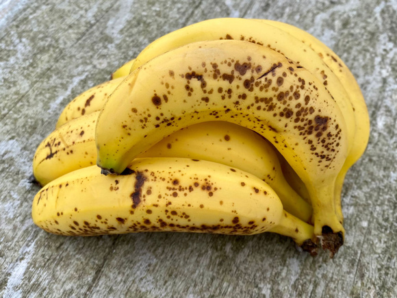 Vous n'aviez jamais vu cette astuce pour passer vos bananes trop mûres !