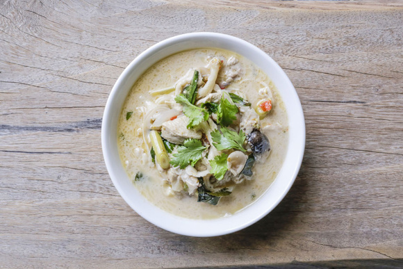 Soupe tom kha kai Adobe Stock