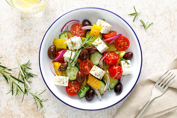 Comment faire une vraie salade grecque ? Découvrez les secrets de la cheffe Dina Nikolaou
