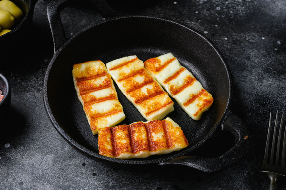 “L’halloumi en sucré, c’est juste pépite” : une diététicienne partage sa recette de pain perdu, halloumi aux poires et à la cannelle pour un petit déjeuner automnal !