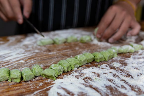 Ultra facile : faites ces gnocchis aux petits pois sans pommes de terre ni oeufs !