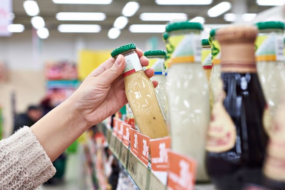 “Ce sont vraiment des cochonneries, c’est terrible” : deux experts mettent en garde sur les vinaigrettes allégées vendues en supermarché
