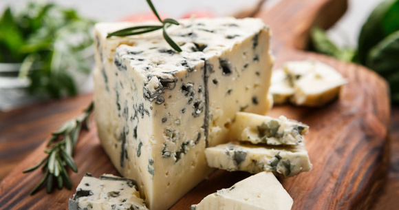 @ Adobe Stock/ Râper du fromage à pâte molle 
