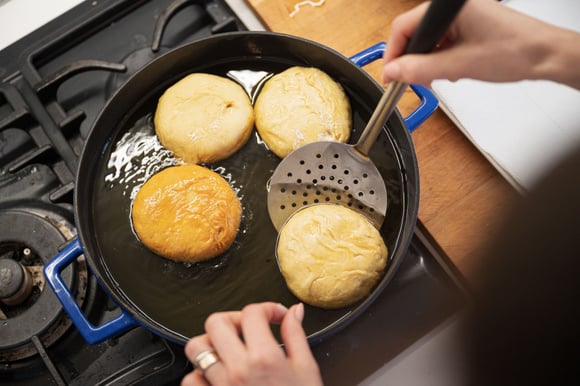 Pour des beignets moins gras, attendez que l'huile soit bien chaude avant d'y plonger la pâte. Adobestock