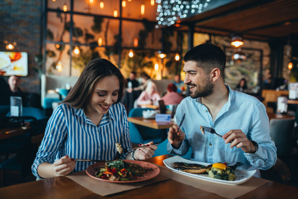 Est-on influencé lorsque l'on mange ? Adobestock