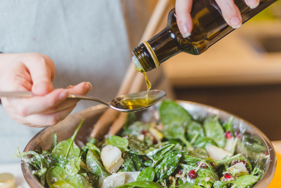 L’huile d’olive est-elle vraiment la meilleure pour la santé ? Un médecin répond