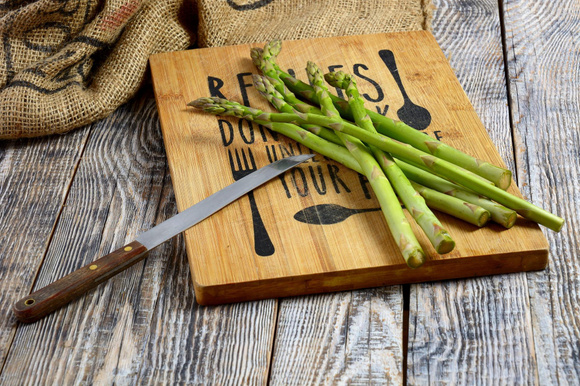 Ne jetez plus les queues de vos asperges ! Voici comment en faire un velouté printanier onctueux
