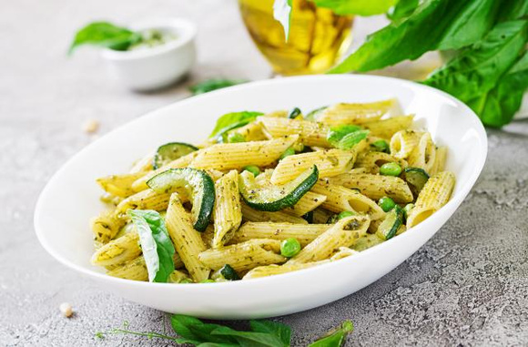 Penne aux courgettes et aux petits pois. Adobestock