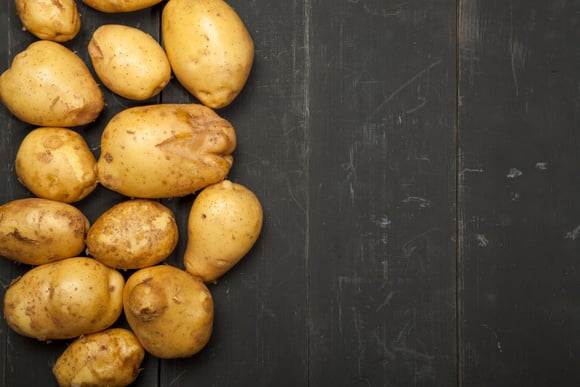 Faut-il éplucher les pommes de terre avant de les cuire ? Cette diététicienne tranche !