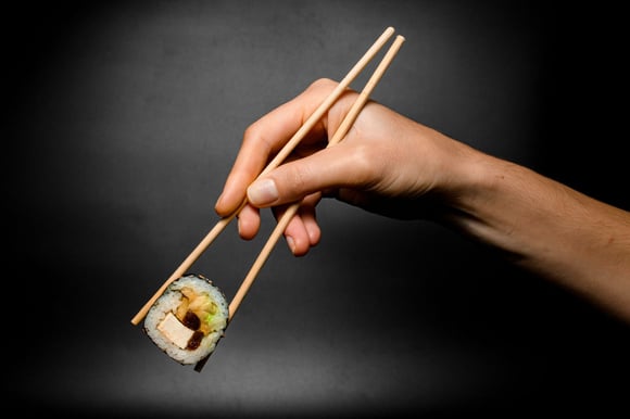 Vous avez du mal à manger avec des baguettes : cette astuce va tout changer !