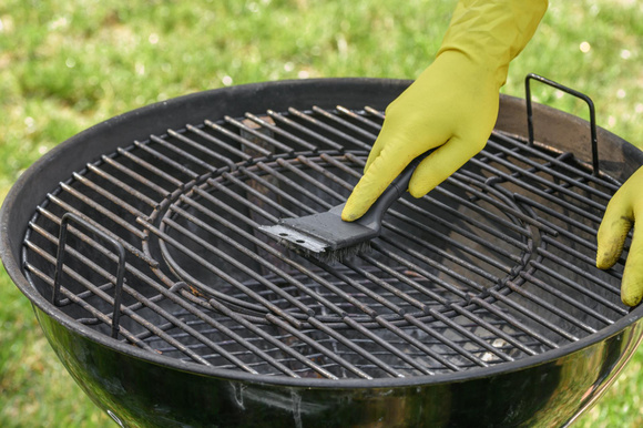 Comment nettoyer la grille du barbecue sans galérer : les méthodes simples à connaître !