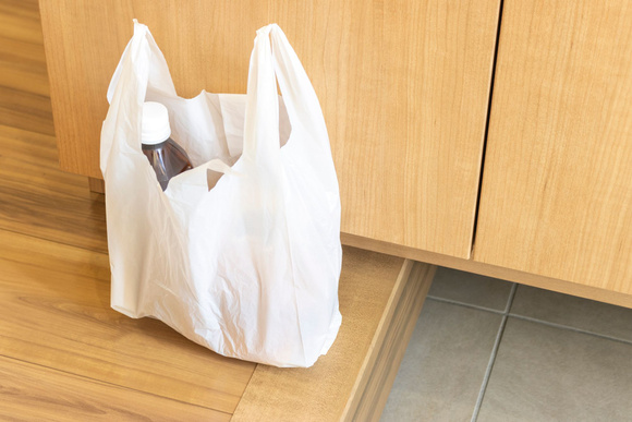 Comment plier ses sacs plastiques pour qu’il ne prenne pas trop de place ?