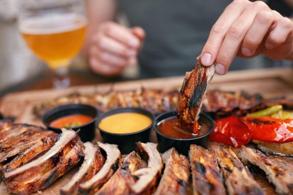 “Il y a déjà assez de gras dans l’assiette” : voici quelles sauces choisir pour son barbecue selon une diététicienne