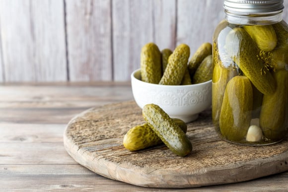 Moutarde, sauce soja, jus de citron : combien de temps peut-on les garder au frigo sans risques ?