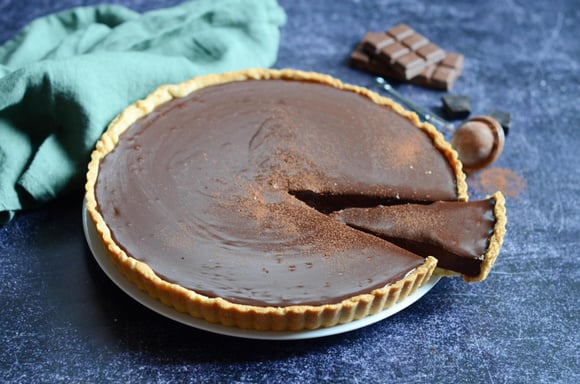 Granuleuse, trop liquide, pas assez lisse… : voici les conseils de notre chef pour réussir la ganache de sa tarte au chocolat très facilement !