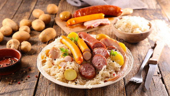 Préparation de la choucroute alsacienne. Adobestock