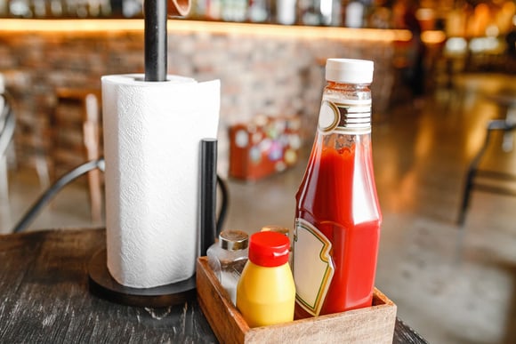 Cette méthode imparable pour faire descendre le ketchup du fond de sa bouteille (attention autour de vous)