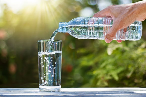 L’eau en bouteille périme-t-elle ?
