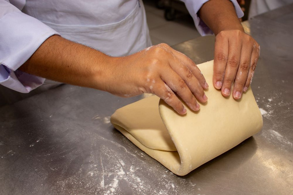 La pâte feuilletée est longue à faire. Adobestock
