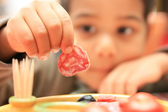 Fromage, viande, saucisson : à partir de quel âge les enfants peuvent-ils vraiment en manger sans risque ?