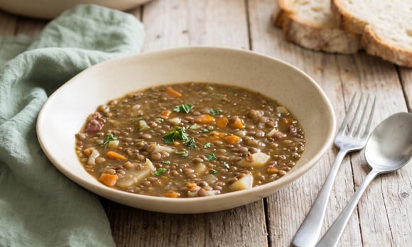 Économique et ultra réconfortante : la vraie recette des lentilles mijotées aux légumes pour affronter l'automne