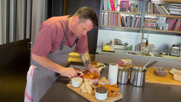 “Maxi généreuse, maxi gourmande” : Norbert Tarayre propose sa recette de planche apéro, il y en aura pour tout le monde !